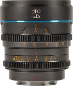 800q-01_125065 Sirui Cine Lens Nightwalker S35 24mm T1.2 E-Mount - Metal Grey -objektiivin lähikuvassa näkyy sen sininen aksenttirengas ja "24 T1.2" -merkintä sekä keltaiset ja valkoiset tarkennus- ja aukkomerkinnät sen mustassa metallirungossa.