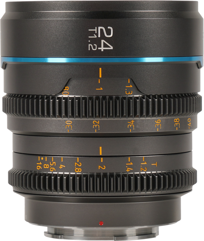 800q-01_125065 Sirui Cine Lens Nightwalker S35 24mm T1.2 E-Mount - Metal Grey -objektiivin lähikuvassa näkyy sen sininen aksenttirengas ja "24 T1.2" -merkintä sekä keltaiset ja valkoiset tarkennus- ja aukkomerkinnät sen mustassa metallirungossa.