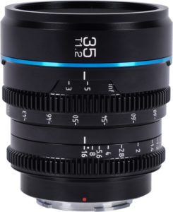 800q-01_125072 Lähikuva Sirui Cine Lens Nightwalker S35 35mm T1.2 E-Mount -objektiivista mustana, jossa on siniset korostukset ja tarkennus- ja aukkorenkaat valkoisilla merkinnöillä tarkkaa manuaalista säätöä varten.