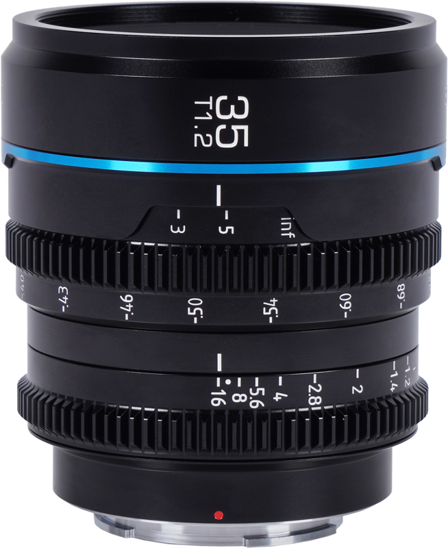 800q-01_125072 Lähikuva Sirui Cine Lens Nightwalker S35 35mm T1.2 E-Mount -objektiivista mustana, jossa on siniset korostukset ja tarkennus- ja aukkorenkaat valkoisilla merkinnöillä tarkkaa manuaalista säätöä varten.
