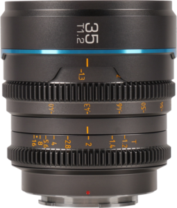 800q-01_125073 Lähikuva Sirui Cine Lens Nightwalker S35 35mm T1.2 E-Mount -objektiivista metalliharmaana, jossa on siniset ja oranssit merkinnät, tarkennus- ja aukkorenkaat sekä kestävä metallinen runko.