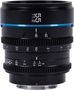 800q-01_125080 Lähikuva Sirui Cine Lens Nightwalker S35 55mm T1.2 E-Mount - musta -objektiivista, jossa on sininen korostusrengas ja yksityiskohtaiset tarkennus- ja aukkomerkinnät, ja "55 T1.2" näkyy objektiivin yläreunan lähellä.