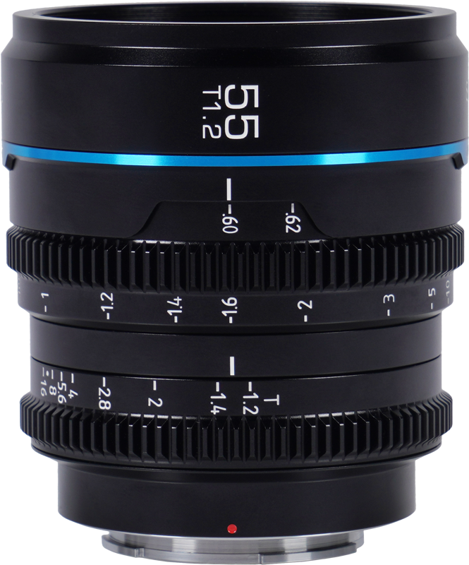 800q-01_125080 Lähikuva Sirui Cine Lens Nightwalker S35 55mm T1.2 E-Mount - musta -objektiivista, jossa on sininen korostusrengas ja yksityiskohtaiset tarkennus- ja aukkomerkinnät, ja "55 T1.2" näkyy objektiivin yläreunan lähellä.