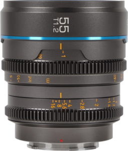 800q-01_125081 Lähikuva Sirui Cine Lens Nightwalker S35 55mm T1.2 E-Mount - Metal Grey -objektiivista, jonka metallisessa rungossa on siniset ja oranssit merkinnät, tarkennus- ja aukkorenkaat sekä tarkat mittanumerot.