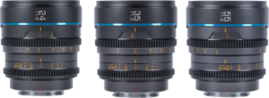 800q-01_125089 Kolme Sirui Cine Lens Nightwalker S35 Kit -objektiivia (24mm, 35mm, 55mm T1.2, E-Mount - Metalliharmaa), joissa on siniset korostusrenkaat, on esillä vierekkäin valkoisella pohjalla, ja niissä on yksityiskohtaiset aukon ja tarkennuksen merkinnät.
