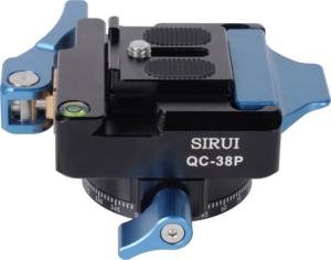 Lähikuva Sirui Quick Release Clamp with Panning QC-38P:stä mustana ja sinisenä, jossa näkyy säätönupit, vesivaaka ja mittamerkinnät.