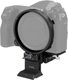 800q-01_125263 SmallRig 4305 Rotatable Horizontal to Vertical Mount Plate Kit for FUJIFILM GFX Series Cameras on asennettu kameran etupuolelle, jossa on pyöreä suodattimen pidike ja säätönuppi, ja kameran runko näkyy osittain taustalla.