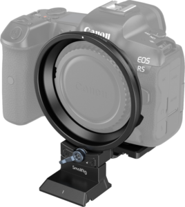 800q-01_125264 Canon EOS R5, jossa on pyöreä objektiivisovitin, on asennettu SmallRig 4300 Rotatable Horizontal to Vertical Mount Plate Kit -levysarjaan, joka on kuvattu osittain läpinäkyvänä sovittimen korostamiseksi.