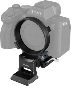 800q-01_125265 Sony Alpha -kamera, johon on kiinnitetty SmallRig 4244 Rotatable Horizontal-to-Vertical Mount Plate Kit for Sony A1/A7/A9/FX, joka tarjoaa vakaan objektiivituen mustan kameran rungon eteen.