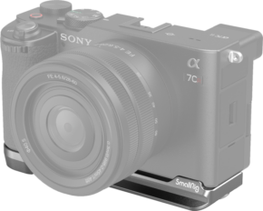 Sony Alpha 7C II -kamera objektiivin kanssa, johon on kiinnitetty hopeinen SmallRig 4439 Bottom Mount Plate for Sony A7C II/A7CR. Kuva on puoliksi läpinäkyvä, haalistunut.