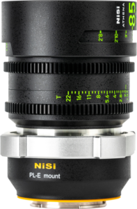 800q-01_126112 Lähikuva NiSi Cine Lens Mount Adapter Athena PL-E -objektiivisovittimesta, jossa tarkennus- ja aukkomerkinnät ovat vihreällä ja PL-E-kiinnitys on merkitty valkoisella metallirenkaaseen lähellä jalustaa.