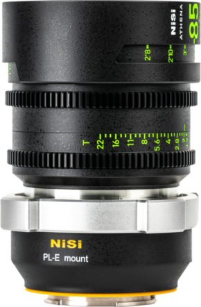 800q-01_126112 Lähikuva NiSi Cine Lens Mount Adapter Athena PL-E -objektiivisovittimesta, jossa tarkennus- ja aukkomerkinnät ovat vihreällä ja PL-E-kiinnitys on merkitty valkoisella metallirenkaaseen lähellä jalustaa.