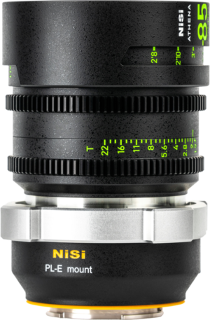 800q-01_126112 Lähikuva NiSi Cine Lens Mount Adapter Athena PL-E -objektiivisovittimesta, jossa tarkennus- ja aukkomerkinnät ovat vihreällä ja PL-E-kiinnitys on merkitty valkoisella metallirenkaaseen lähellä jalustaa.