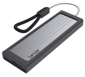800q-01_126172 Lexar SSD E6 Portable SSD R1050/W1000 1TB on suorakulmainen muotoilu, jossa on harmaa metallinen viimeistely, musta reunus ja musta rannehihna. Lexar-logo näkyy pinnassa.