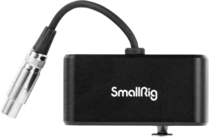 800q-01_126485 SmallRig 4390 DMX Adapter, musta äänisovitin, jossa on lyhyt kaapeli ja hopeinen liitin kameroita ja videolaitteita varten, näkyy valkoisella taustalla.