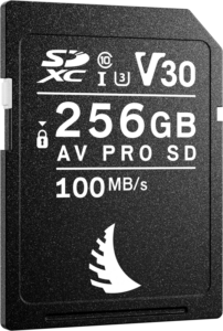 Musta ANGELBIRD SD AV PRO SDXC UHS-I R100/W92 (V30) 256 Gt:n kortti, jossa on 100 Mt/s nopeus, UHS-I-, U3- ja V30-luokitukset sekä valkoinen teksti etupuolella.