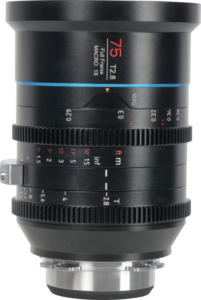 800q-01_126517 Sirui Cine Lens Jupiter FF 75mm T2.8 Macro PL-Mount -objektiivissa on useita säätörenkaita, joissa on mittausmerkinnät, ja metallinen objektiivin kiinnike pohjassa.
