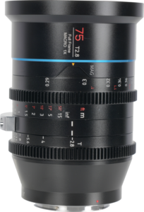 800q-01_126518 Lähikuvassa Sirui Cine Lens Jupiter FF 75mm T2.8 Macro EF-Mount -objektiivista näkyy yksityiskohtaiset punaiset ja valkoiset tarkennus-, aukko- ja suurennusmerkinnät mustassa objektiivin tynnyrissä.