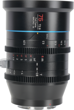 800q-01_126518 Lähikuvassa Sirui Cine Lens Jupiter FF 75mm T2.8 Macro EF-Mount -objektiivista näkyy yksityiskohtaiset punaiset ja valkoiset tarkennus-, aukko- ja suurennusmerkinnät mustassa objektiivin tynnyrissä.