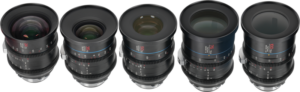 SIrui Cine Lens Kit Jupiter sisältää viisi PL-mount-objektiivia (24/35/50/75/100mm), joissa on mustat metallirungot ja tarkat tarkennus- ja aukkorenkaat, jotka on sijoitettu vierekkäin valkoiselle taustalle ylhäältä katsottuna.