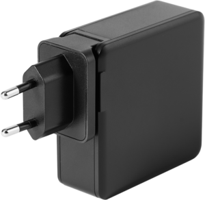 800q-01_126655 SmallRig 4370 GaN 100W Fast Charger USB-C on musta suorakaiteen muotoinen seinälaturi, jossa on kaksi pyöreää metallipistoketta eurooppalaisille pistorasioille, ja se näkyy vinossa vaaleaa taustaa vasten.