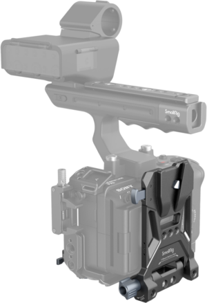 800q-01_127159 The black SmallRig 4505 V Mount is attached to a semi-transparent professional camera mount, revealing the design and position of the mount in the camera setup.