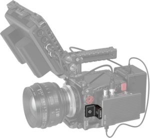 800q-01_127161 Lähikuva SmallRig 4360 Mini L-Shaped Mount Plate Kitillä varustetusta videokameralaitteesta, jossa näkyy suuri objektiivi, useita ohjauspainikkeita, kaapelit, yläkahva ja kiinnitetty ulkoinen näyttö.