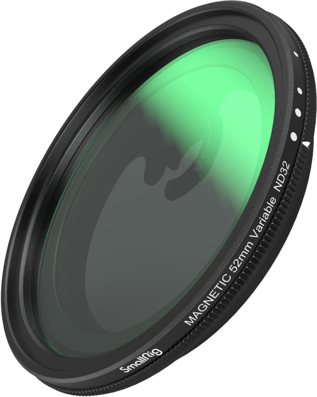 800q-01_127262 Lähikuva SmallRig 4386 Magease Magnetic VND -suodatinsarjasta ND2-ND32 (1-5 pysäytystä) ja 52 mm:n M-mount-suodinsovittimesta, jossa näkyy vihreät heijastukset lasissa ja kaiverretut yksityiskohdat mustassa metallireunassa.