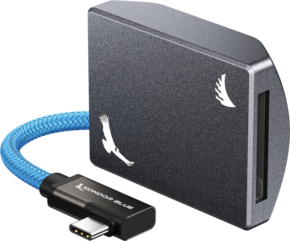 800q-01_127420 ANGELBIRD Kondor Blue CFexpress B -tallennusmoduuli - Harmaa -muistikortinlukija on esitetty mustana sinisellä punotulla USB-C-kaapelilla, jossa on kaksi valkoista linnun siluettia ja muistikorttipaikka oikealla puolella.