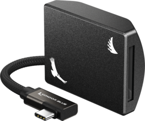 800q-01_127421 Musta ANGELBIRD Kondor Blue CFexpress B Recording Module -kortinlukija, jossa on punottu USB-C-kaapeli ja kaksi valkolinnun siluettia päällä. Korttipaikka näkyy laitteen oikealla puolella.