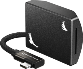 800q-01_127423 ANGELBIRD Kondor Blue SD-tallennusmoduuli on musta kortinlukija, jossa on punottu USB-C-kaapeli, jossa on valkoiset linnun siluetit ja erillinen muistikorttipaikka.