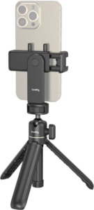 Älypuhelin asennettuna mustaan SmallRig 4364 Smartphone Vlog Tripod Kit VK-20 Advanced Version -jalustaan, jossa on säädettävät jalat ja puhelimen pidikkeen kiinnike, kuvattuna vaaleaa taustaa vasten.