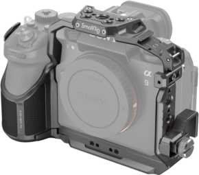 800q-01_127430 Sony Alpha 9 III -runko harmaassa metallisessa SmallRig 4533 Cage -häkissä, jossa korostuvat kiinnityspisteet ja suojakehys; ei kiinnitettyä objektiivia.