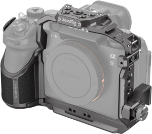 Sony Alpha 9 III -runko harmaassa metallisessa SmallRig 4533 Cage -häkissä, jossa korostuvat kiinnityspisteet ja suojakehys; ei kiinnitettyä objektiivia.