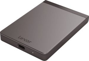 Lexar SSD SL200 PRO Portable R550/W400 500GB on tyylikäs, suorakaiteen muotoinen ulkoinen asema, jossa on metallinen viimeistely, USB-C-portti ja Lexarin logo päällä.