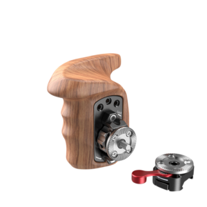 800q-02_114208 SmallRig 2117 Right Side Wooden Grip w/NATO Mount sisältää ergonomiset sormiurat, mustan metallisen kiinnitysliitännän, jossa on säätöpyörät, ja se istuu irrotettavan mustan ja punaisen pikakiinnityslevyn vieressä.
