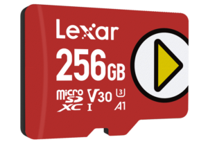 800q-02_115327 Punainen Lexar microSDXC PLAY UHS-I/A1/U1 R150 (V10) 256GB -kortti, jossa on valkoista tekstiä ja kuvakkeita, mukaan lukien microSDXC-, V10-, UHS-I- ja A1-logot, sekä suuri toistonappi oikealla.