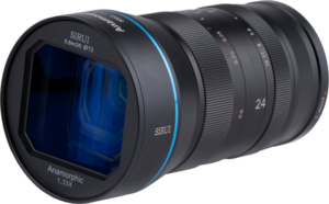 800q-02_115675 Sirui Anamorphic Lens 1.33x 24mm F/2.8 Canon EF-M -objektiivin lähikuvassa korostuvat sen sinipinnoitettu lasi, tarkennus- ja aukkorenkaat sekä tarkat kaiverrukset tyylikkäässä mustassa metallirungossa.