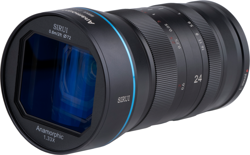 800q-02_115675 Sirui Anamorphic Lens 1.33x 24mm F/2.8 Canon EF-M -objektiivin lähikuvassa korostuvat sen sinipinnoitettu lasi, tarkennus- ja aukkorenkaat sekä tarkat kaiverrukset tyylikkäässä mustassa metallirungossa.
