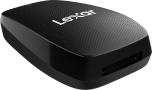 800q-02_116972 Musta Lexar LRW550U CFexpress Type B USB 3.2 -kortinlukija, jossa on kuvioitu yläosa ja korttipaikka edessä, on kuvattu valkoista taustaa vasten.