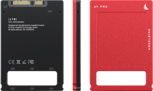 800q-02_117670 ANGELBIRD AV PRO MK3 1TB SSD on esitetty punaisena ja mustana, takapuolelta, sivulta ja edestä katsottuna; takapuolella on tekniset tiedot, etupuolella on tuotemerkki ja lintulogo, molemmissa on valkoiset tyhjät tarrat.