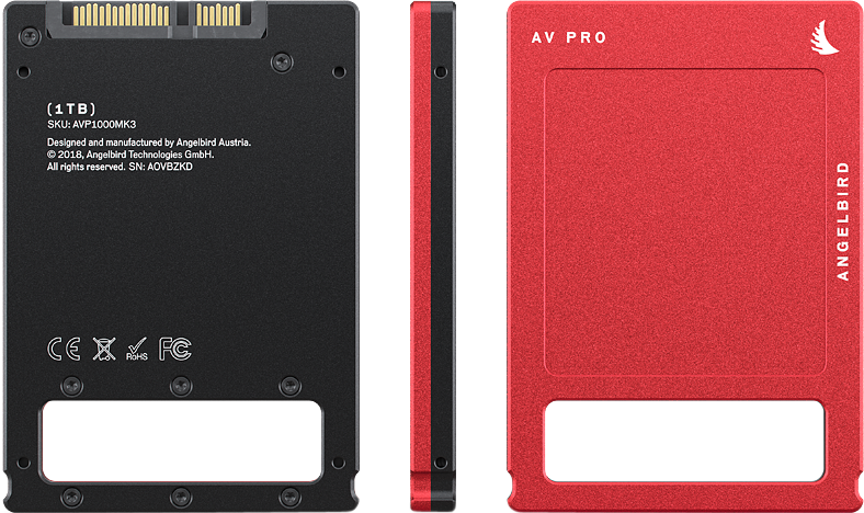 800q-02_117670 ANGELBIRD AV PRO MK3 1TB SSD on esitetty punaisena ja mustana, takapuolelta, sivulta ja edestä katsottuna; takapuolella on tekniset tiedot, etupuolella on tuotemerkki ja lintulogo, molemmissa on valkoiset tyhjät tarrat.