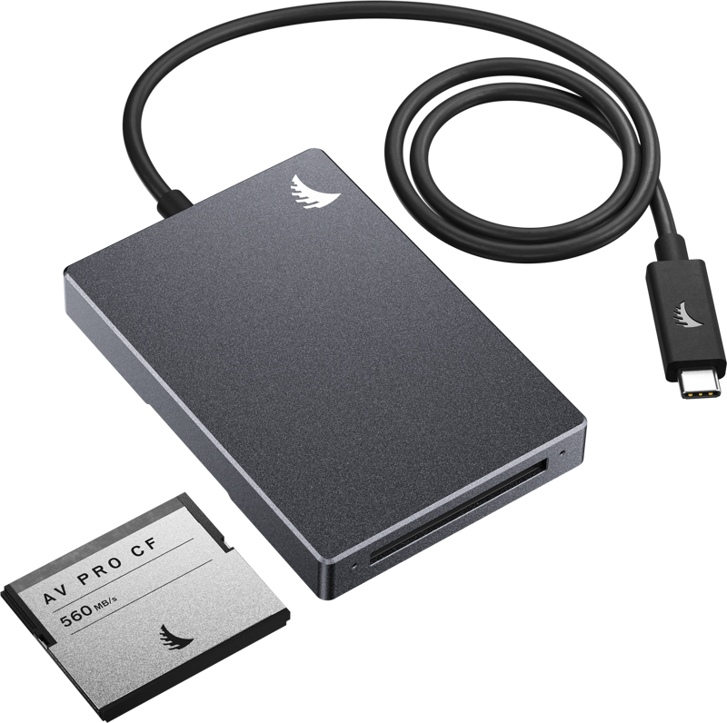 800q-02_117693 Musta ANGELBIRD CFast 2.0 Card Reader -muistikortinlukija USB-C-kaapelilla ja hopeinen AV PRO CF-kortti, jossa on merkintä 560 MB/s, on sijoitettu vierekkäin valkoiselle taustalle.