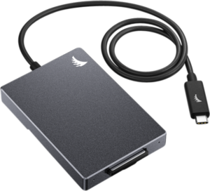 800q-02_117695 ANGELBIRD CFexpress Card Reader MK2 - Type B -kortinlukijassa on tumma metallinen kotelo, valkoinen lintulogo kulmassa ja USB-C-kaapeli liitäntää varten.