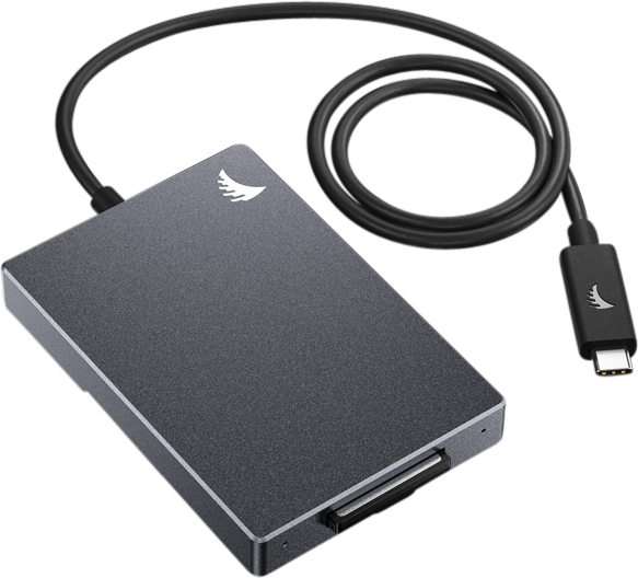 800q-02_117695 ANGELBIRD CFexpress Card Reader MK2 - Type B -kortinlukijassa on tumma metallinen kotelo, valkoinen lintulogo kulmassa ja USB-C-kaapeli liitäntää varten.