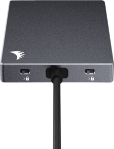 800q-02_117733 Lähikuva suorakulmaisesta mustasta ANGELBIRD SD Dual Card Reader -muistikortinlukijasta, jonka keskelle on kytketty kaapeli, kaksi pientä kytkintä kummallakin puolella ja valkoinen logo näkyy vasemmassa yläkulmassa.