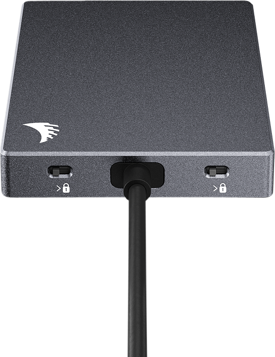 800q-02_117733 Lähikuva suorakulmaisesta mustasta ANGELBIRD SD Dual Card Reader -muistikortinlukijasta, jonka keskelle on kytketty kaapeli, kaksi pientä kytkintä kummallakin puolella ja valkoinen logo näkyy vasemmassa yläkulmassa.