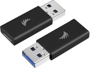 800q-02_117734 Kuvassa on kaksi ANGELBIRD-USB-A-C-sovitinta: molemmat ovat mustia, ja niissä on hopeiset liittimet ja logot; toisessa on USB-A-uros USB-C-naarasliittimeksi, toisessa on sinikantinen USB-A-urosliitin, kuvassa vaalealla pohjalla.