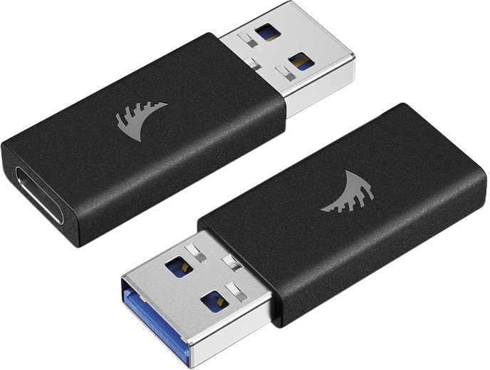 800q-02_117734 Kuvassa on kaksi ANGELBIRD-USB-A-C-sovitinta: molemmat ovat mustia, ja niissä on hopeiset liittimet ja logot; toisessa on USB-A-uros USB-C-naarasliittimeksi, toisessa on sinikantinen USB-A-urosliitin, kuvassa vaalealla pohjalla.