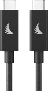 800q-02_117736 Kaksi ANGELBIRD USB 3.2 C-C -kaapelia, kumpikin 100 cm, mustaa, valkoinen kulmaviiva-logo jokaisessa liittimessä, molemmat liittimet ylöspäin.